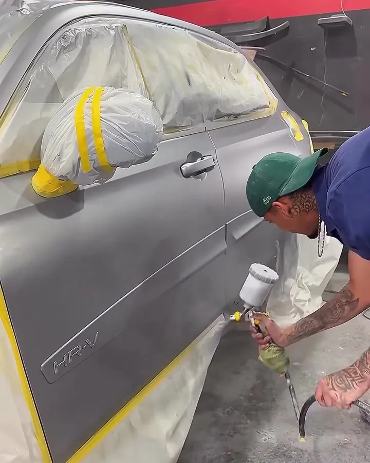 Pintor da Auto Brilho pintando a porta de um Honda HR-V