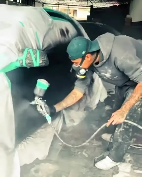 Pintor aplicando tinta em um Mercedes-Benz GLA na Auto Brilho