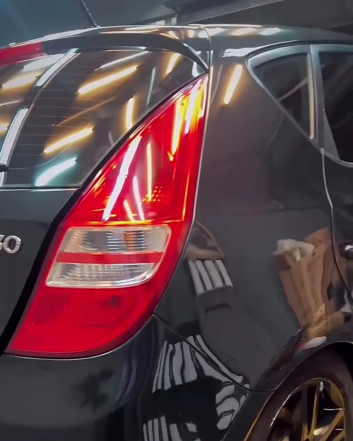 Hyundai i30 preto com pintura espelhada após polimento