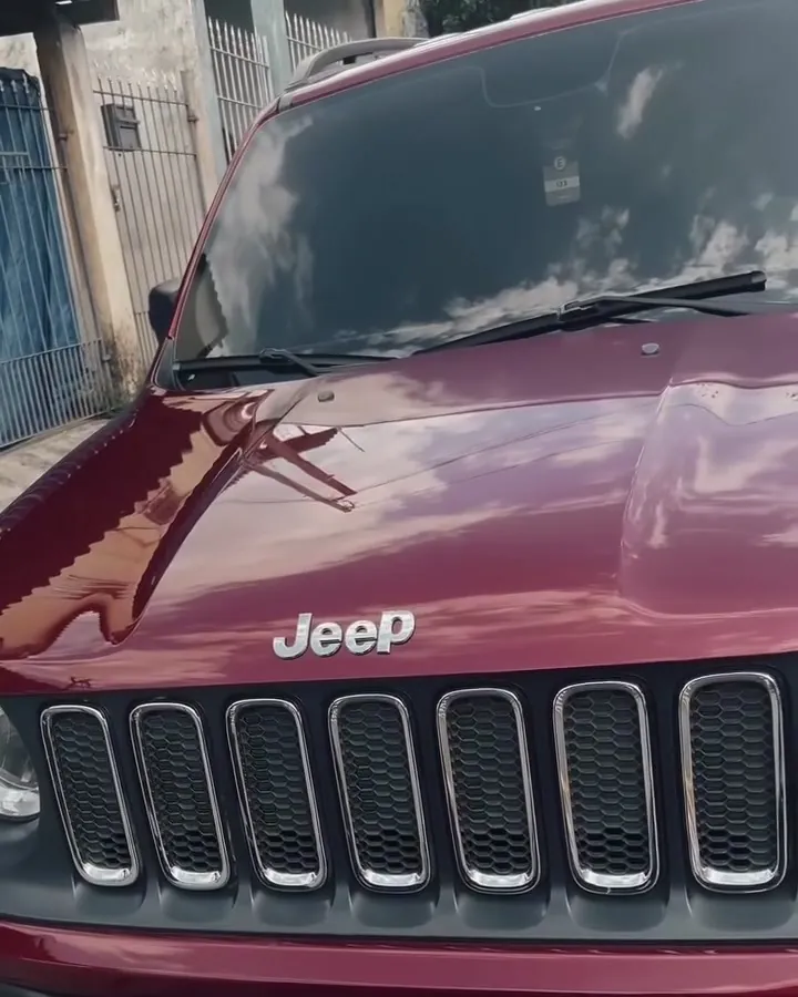 Jeep Renegade vermelho após funilaria e pintura