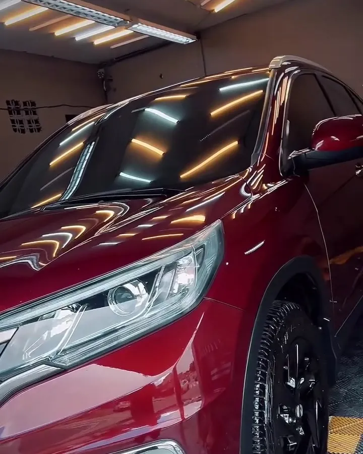 Honda CR-V vermelho com a pintura polida brilhando no estúdio da Auto Brilho